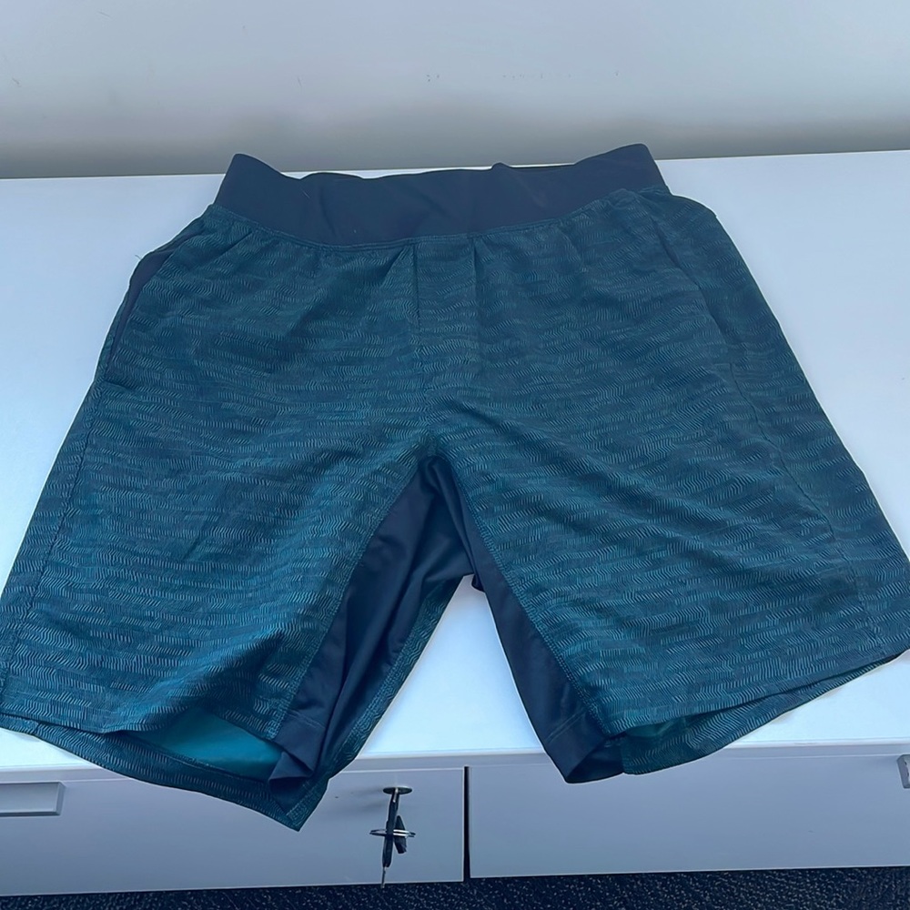 Men’s Lululemon lined shorts